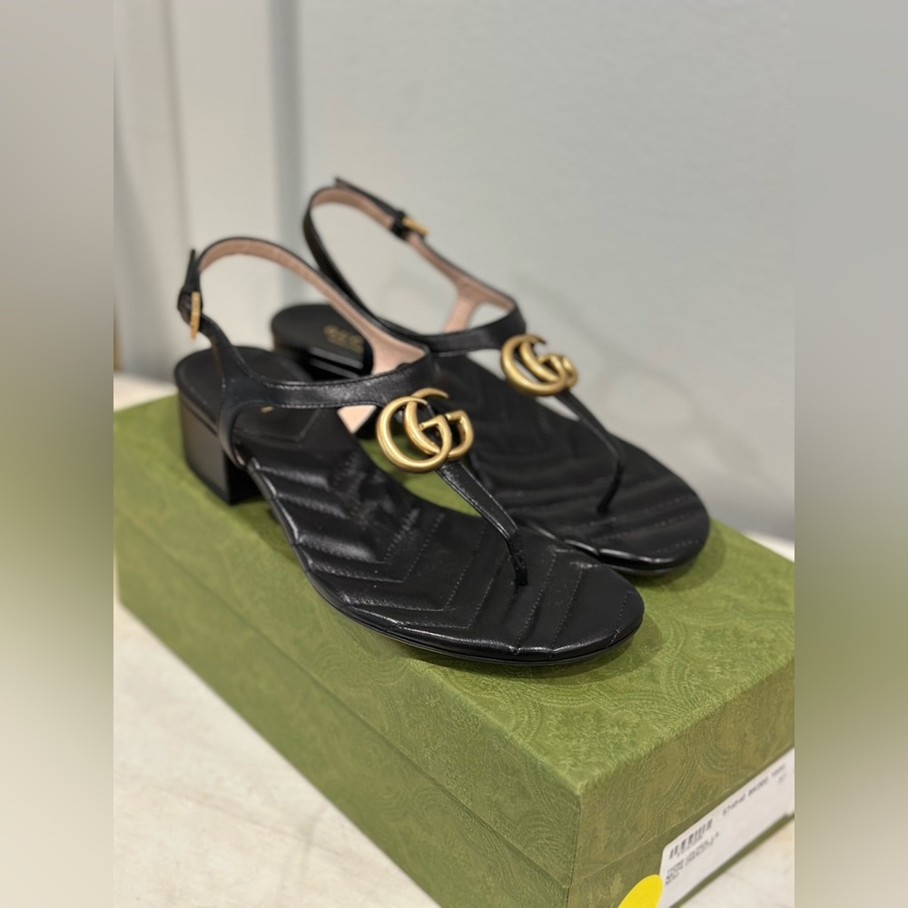 Gucci Thong Leather Sandals